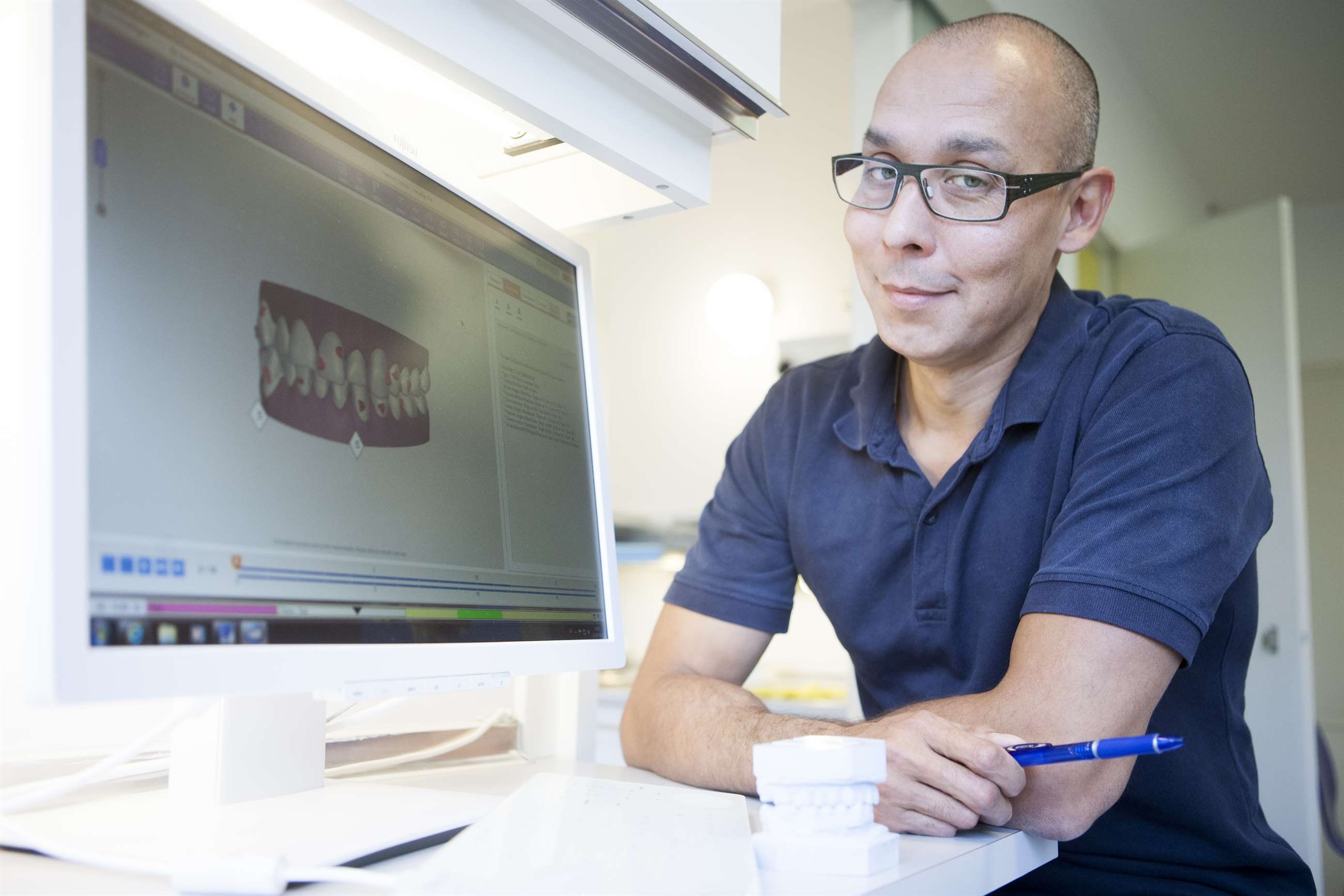 Professionel tandlæge udfører invisalign i København K